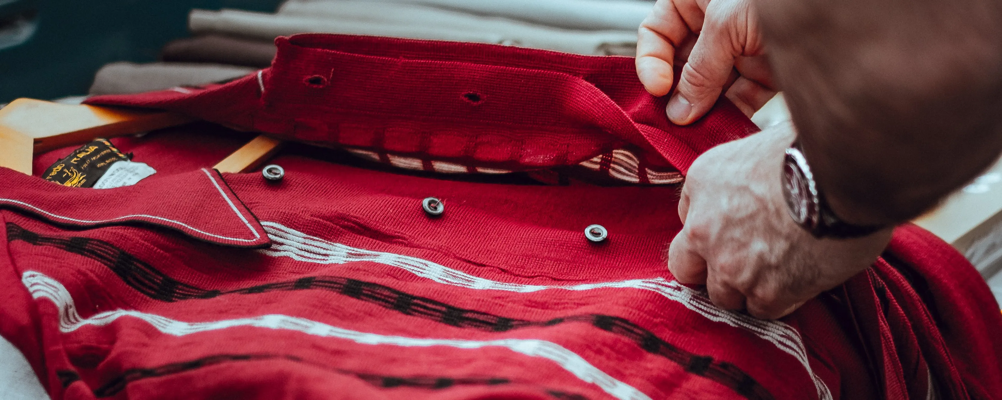 Detail kancing pada pakaian fashion